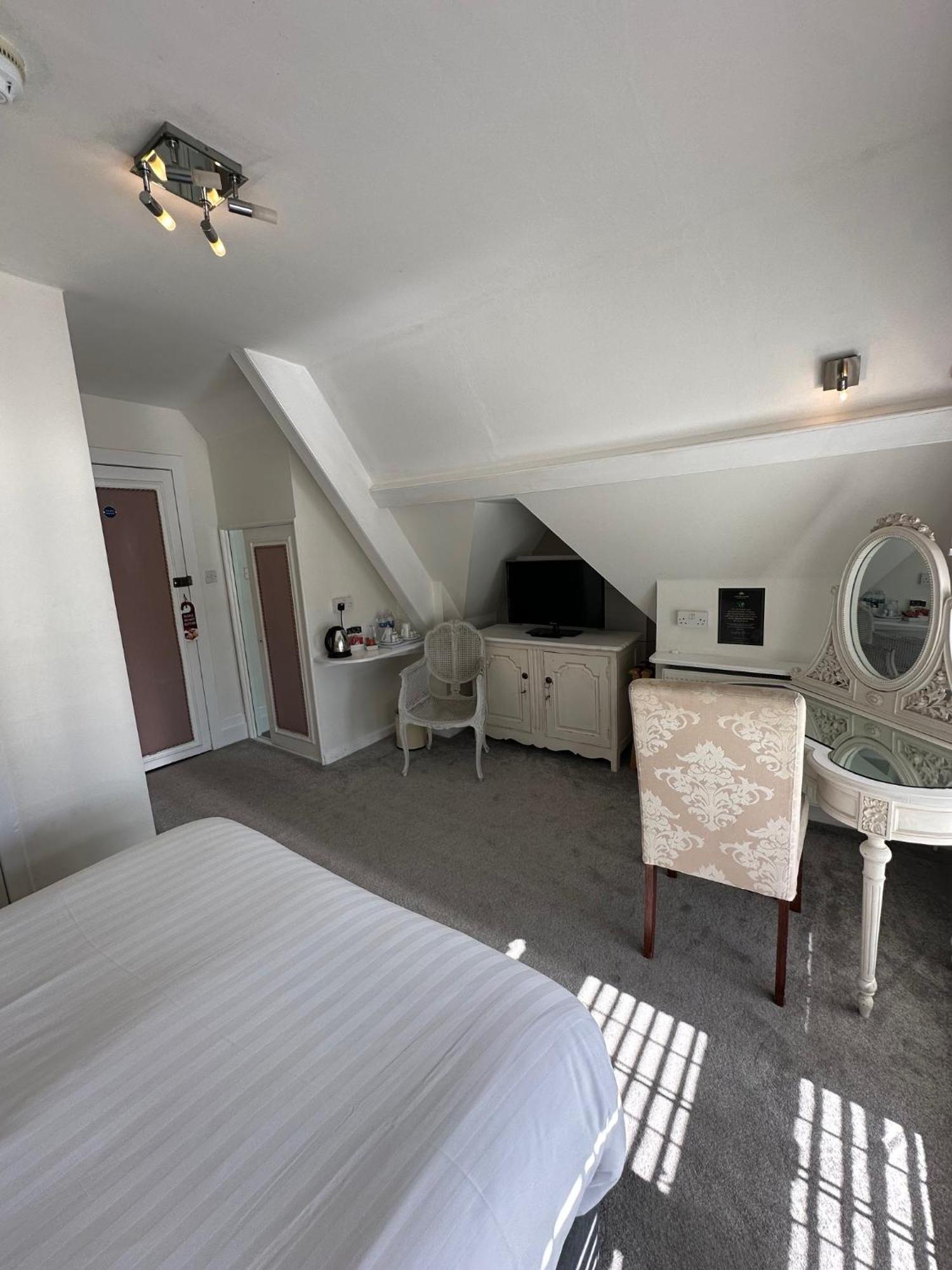 Langtry Manor Hotel Борнмът Стая снимка