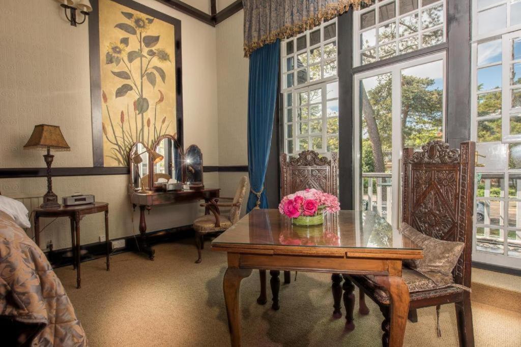 Langtry Manor Hotel Борнмът Екстериор снимка